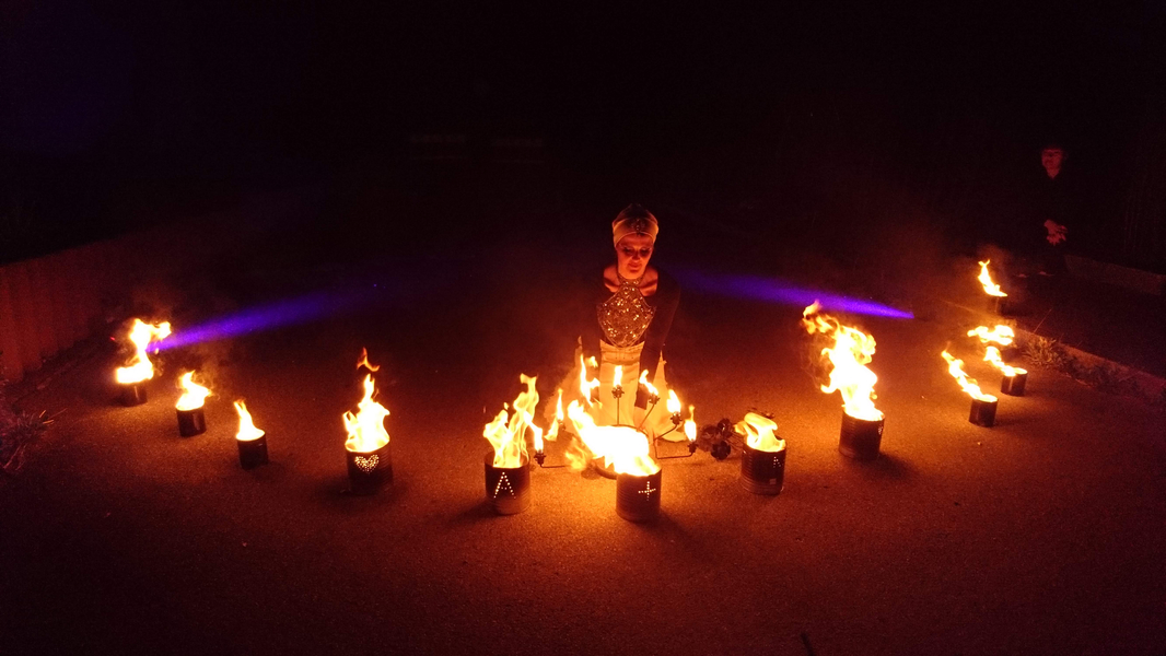 Titelfoto von Maya in Motion - Feuerkünstler, Lichtkünstler, Seifenblasenkünstler für Feuershow, Lichtshow, Seifenblasenshow, Bauchtanzshow